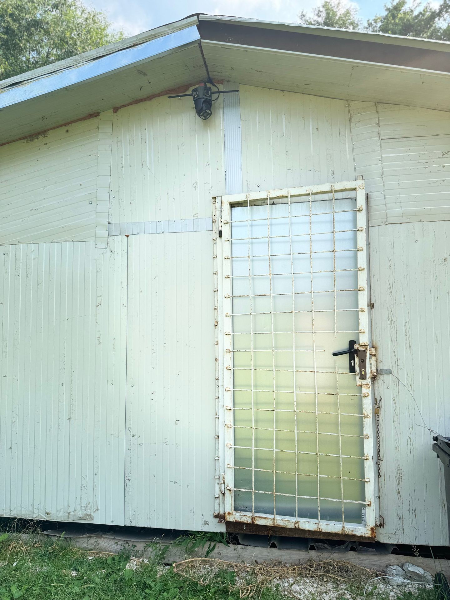 Intrare Hala - Usă metalica și Grilaj